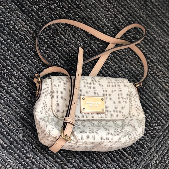 Michael Kors Handbags - Michael Kors Crossbody